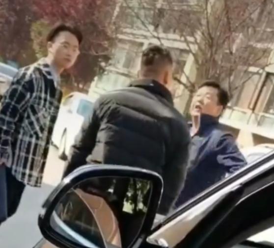 昆山小龙哥?女子开车遇逆行宝马,因未让宝马路遭其狂扇耳光休闲区蓝鸢梦想 - Www.slyday.coM 昆山小龙哥?女子开车遇逆行宝马,因未让宝马路遭其狂扇耳光休闲区蓝鸢梦想 - Www.slyday.coM