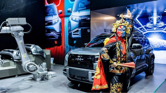 方程豹钛3“变脸计划”来了，成都车展现场两分钟换脸