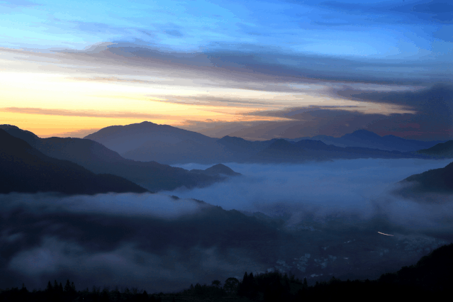 初夏的古徽州,湿漉漉的街道,古典和现代的结合