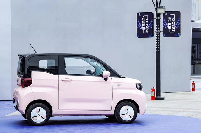 不到3万起就能买、宏光MINIEV真对手,QQ冰淇淋选哪款?休闲区蓝鸢梦想 - Www.slyday.coM 不到3万起就能买、宏光MINIEV真对手,QQ冰淇淋选哪款?休闲区蓝鸢梦想 - Www.slyday.coM