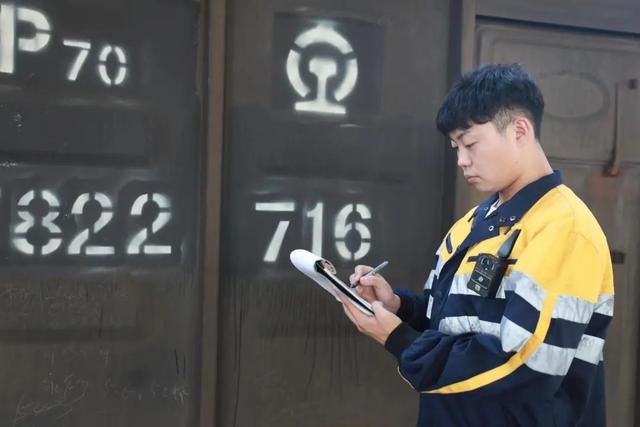 这些踏实勤奋又帅气的铁路小哥千万别错过!休闲区蓝鸢梦想 - Www.slyday.coM 这些踏实勤奋又帅气的铁路小哥千万别错过!休闲区蓝鸢梦想 - Www.slyday.coM