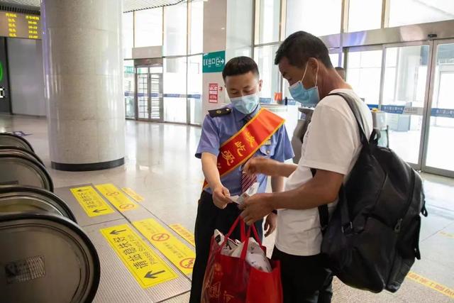 这些踏实勤奋又帅气的铁路小哥千万别错过!休闲区蓝鸢梦想 - Www.slyday.coM 这些踏实勤奋又帅气的铁路小哥千万别错过!休闲区蓝鸢梦想 - Www.slyday.coM