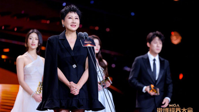 张凯丽回应63岁穿黑丝：丝袜一直有穿，年龄阻挡不了追求美的脚步