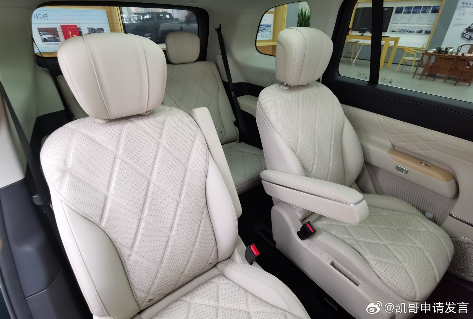 风云T11二排过道实测宽敞，零重力座椅可横向调节