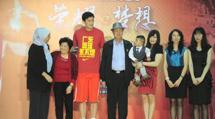 抵达新疆，不止经纪人，杜锋姐姐上任，亮相新岗位，薪酬曝光