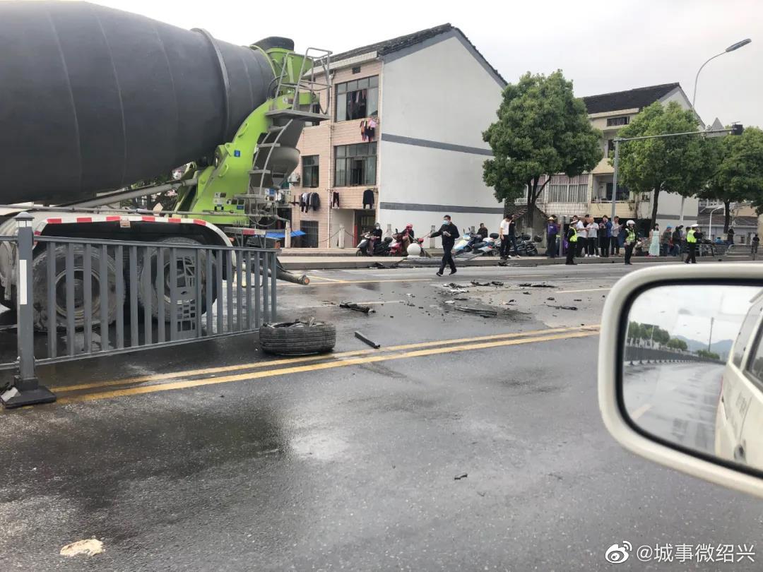 绍兴中兴南路车祸,车头都撞没了