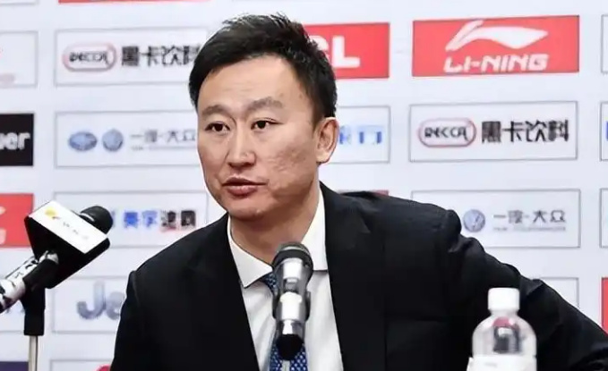 正式离婚，刘维伟前妻颜值回升，宛如少女，和女儿活成姐妹淘