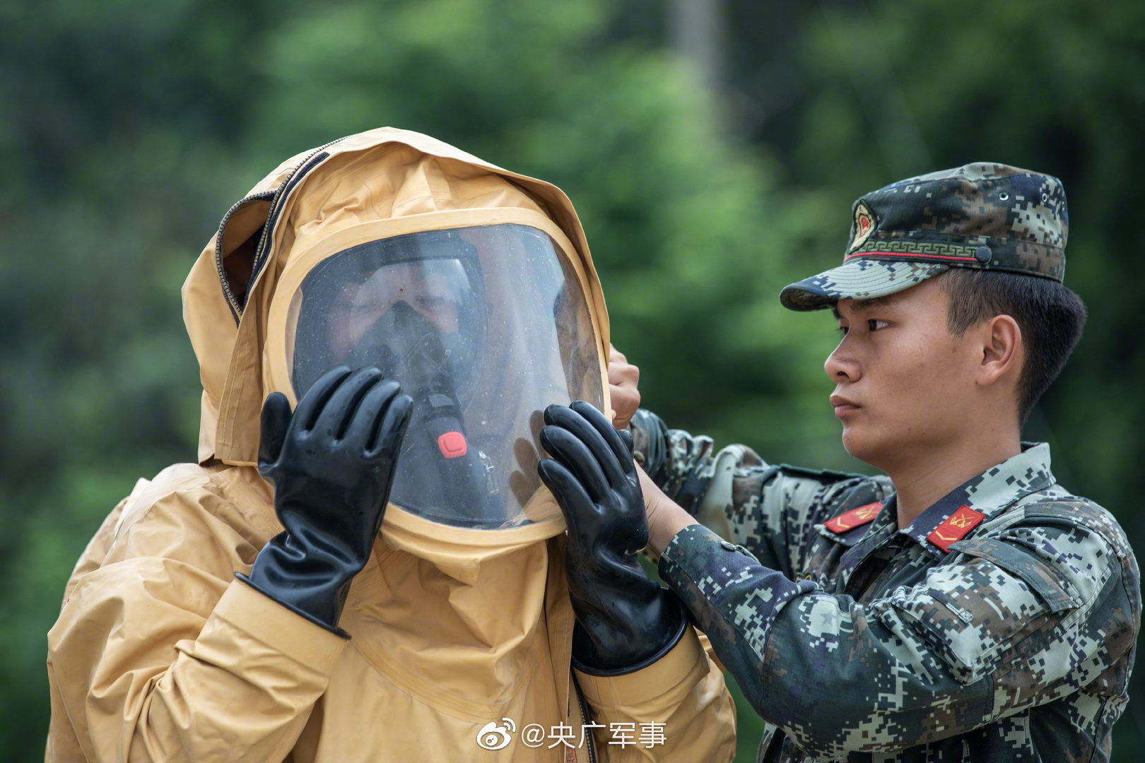 "小黄人"来了!直击武警防化兵训练现场