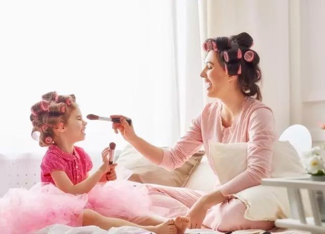 孩子嫌妈妈不化妆不让接送,不是他不懂事,是"审美敏感"在作怪