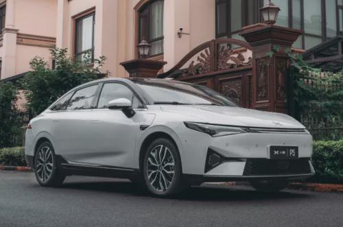 20万内智能纯电动车厮杀:小鹏P5对比几何A谁更强