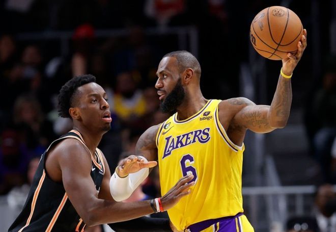 詹姆斯强势发挥助湖人逆转取胜