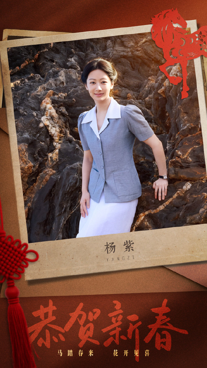 杨紫欧豪搂肩路透曝光，白裙盘发造型引期待