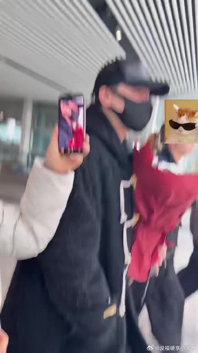 胡彦斌配合粉丝撒糖，比心击掌萌态十足