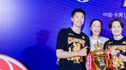 夺冠庆功曝光！杨舒予戴眼镜真帅，黄思静显大哥范，郑薇开心合影