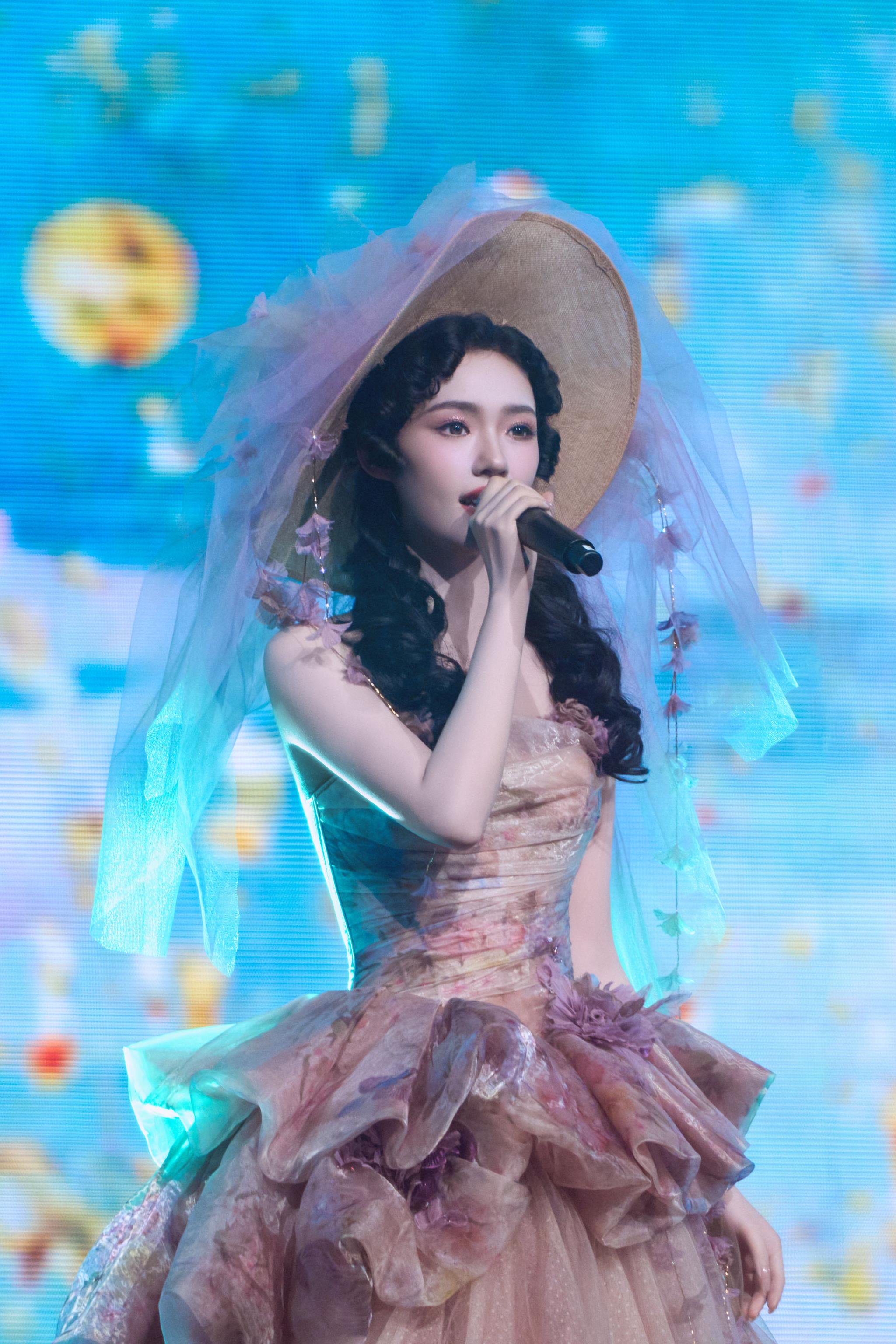 林允亮相水龙吟剧集演唱会，聚光灯下展现舞台魅力