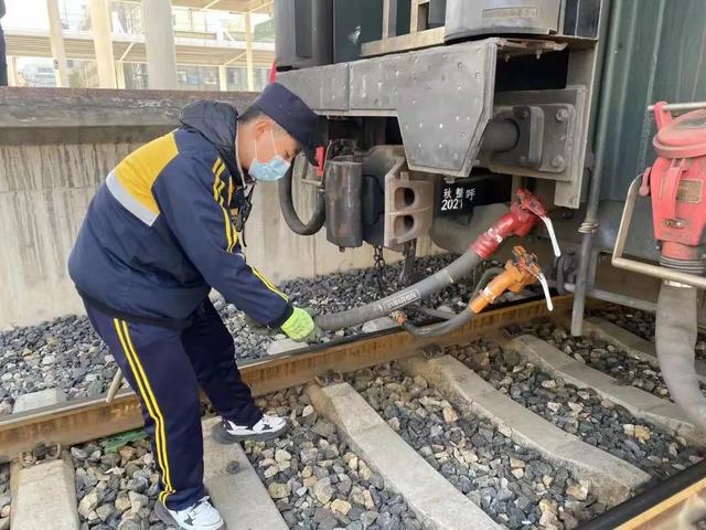 这些踏实勤奋又帅气的铁路小哥千万别错过!休闲区蓝鸢梦想 - Www.slyday.coM 这些踏实勤奋又帅气的铁路小哥千万别错过!休闲区蓝鸢梦想 - Www.slyday.coM