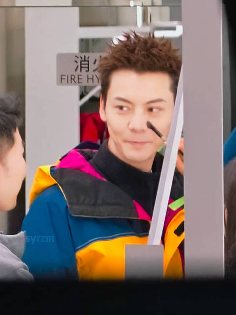 陈伟霆跨年造型引热议