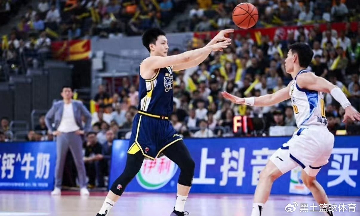 打崩了！广东20分大胜广厦！奎因25+8+7立大功，胡金秋6中2成拖累