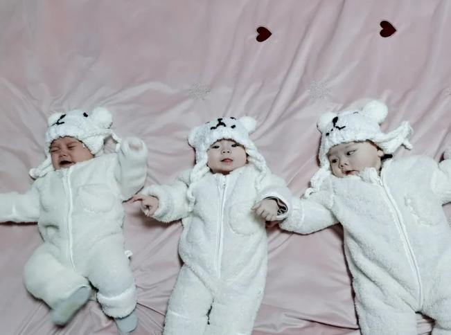 美女模特试管生下混血三胞胎,一个月花销10万,幼儿园一年上百万休闲区蓝鸢梦想 - Www.slyday.coM 美女模特试管生下混血三胞胎,一个月花销10万,幼儿园一年上百万休闲区蓝鸢梦想 - Www.slyday.coM