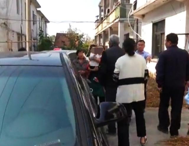 佘山镇一幼童被锁车内,消防员仅用20余秒破窗救人休闲区蓝鸢梦想 - Www.slyday.coM 佘山镇一幼童被锁车内,消防员仅用20余秒破窗救人休闲区蓝鸢梦想 - Www.slyday.coM