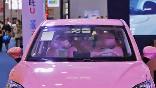 五彩缤纷！齐鲁车展上个性车身颜色吸引年轻人目光