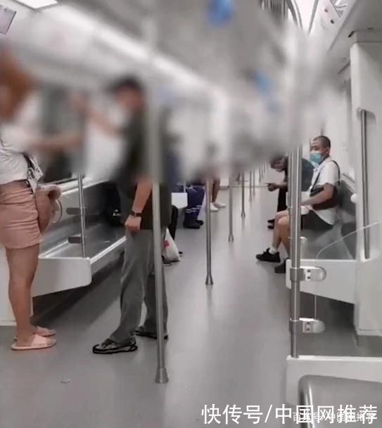 江西一女子坐地铁未戴口罩被俩大爷骂哭,戴上后仍被追骂休闲区蓝鸢梦想 - Www.slyday.coM 江西一女子坐地铁未戴口罩被俩大爷骂哭,戴上后仍被追骂休闲区蓝鸢梦想 - Www.slyday.coM