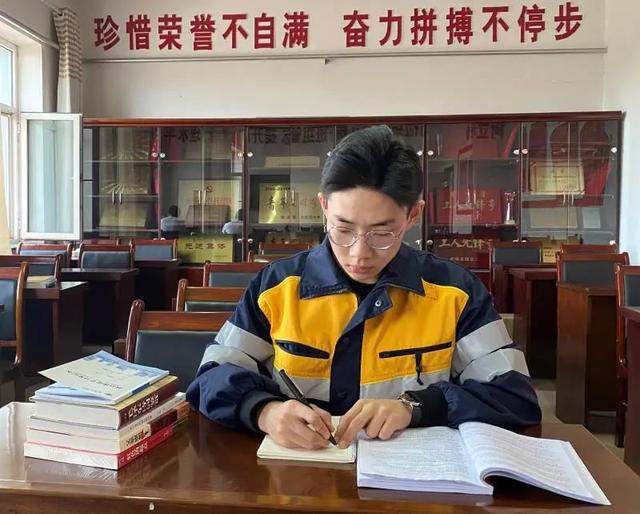 这些踏实勤奋又帅气的铁路小哥千万别错过!休闲区蓝鸢梦想 - Www.slyday.coM 这些踏实勤奋又帅气的铁路小哥千万别错过!休闲区蓝鸢梦想 - Www.slyday.coM