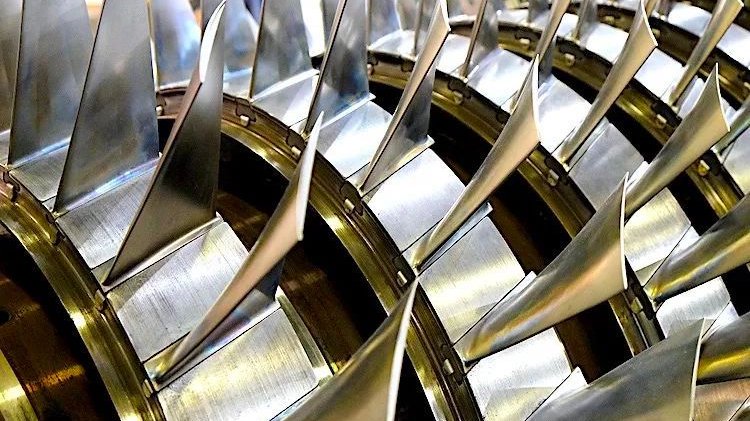 对于高端智能手表，为何会选择钛合金作为表壳材料？