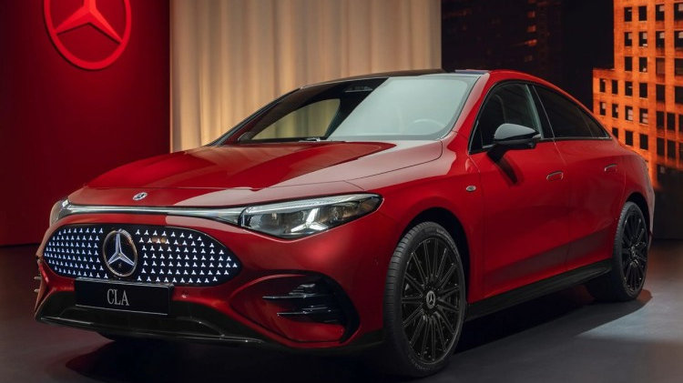 奔驰入门轿跑换代首发！曾经的加价宠儿也有纯电版