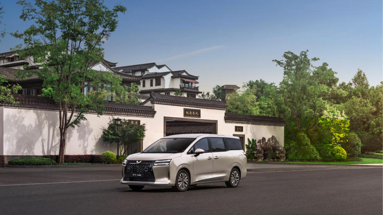 五菱星光730亮相成都车展！提供多种动力可选的MPV