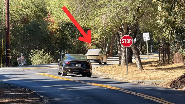 特斯拉Cybercab首次公共路测曝光：配备驾驶员与外后视镜