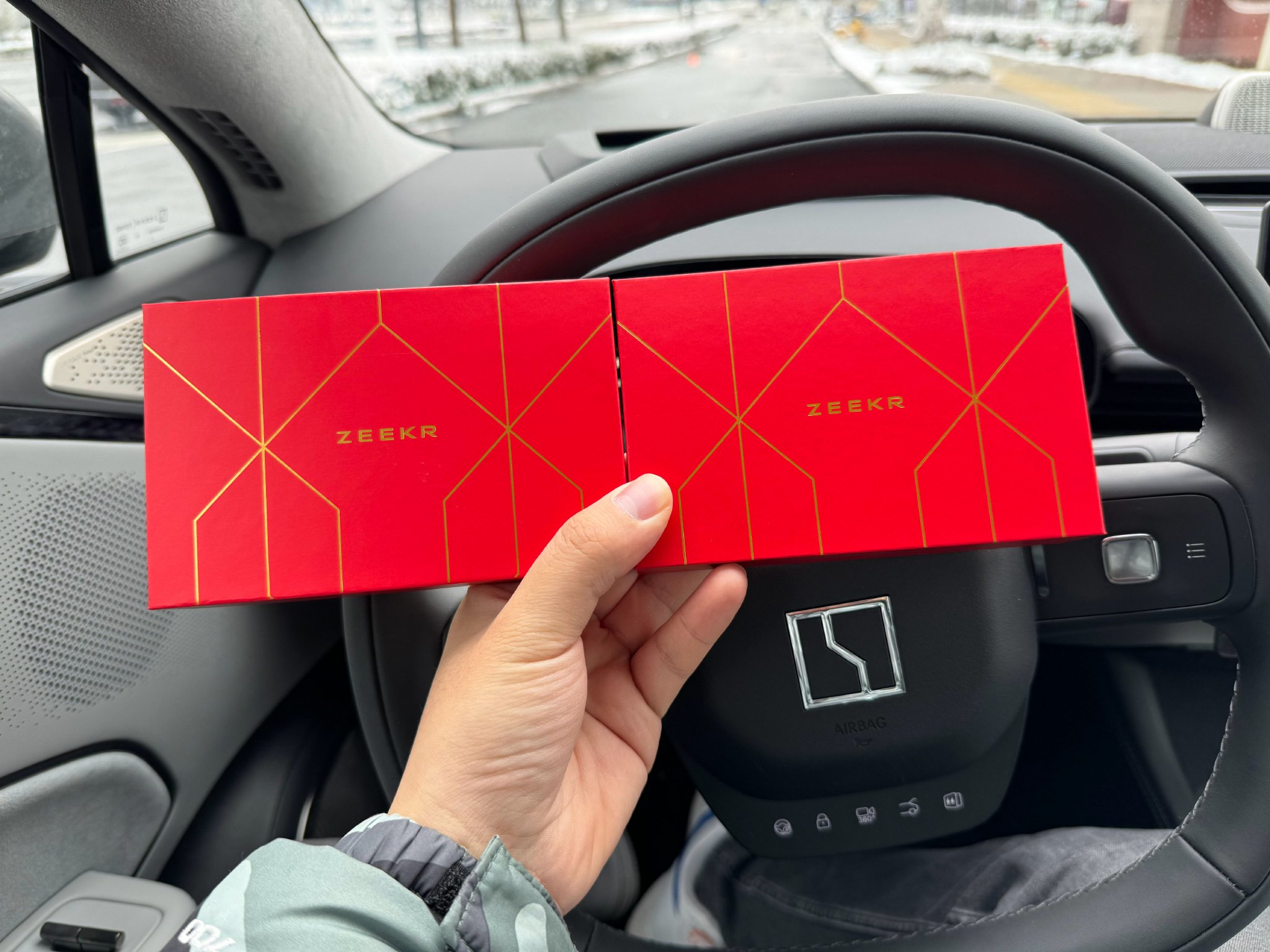 极氪寄了俩车标，一个加薪一个下班 我觉得这俩看了上午的热搜……