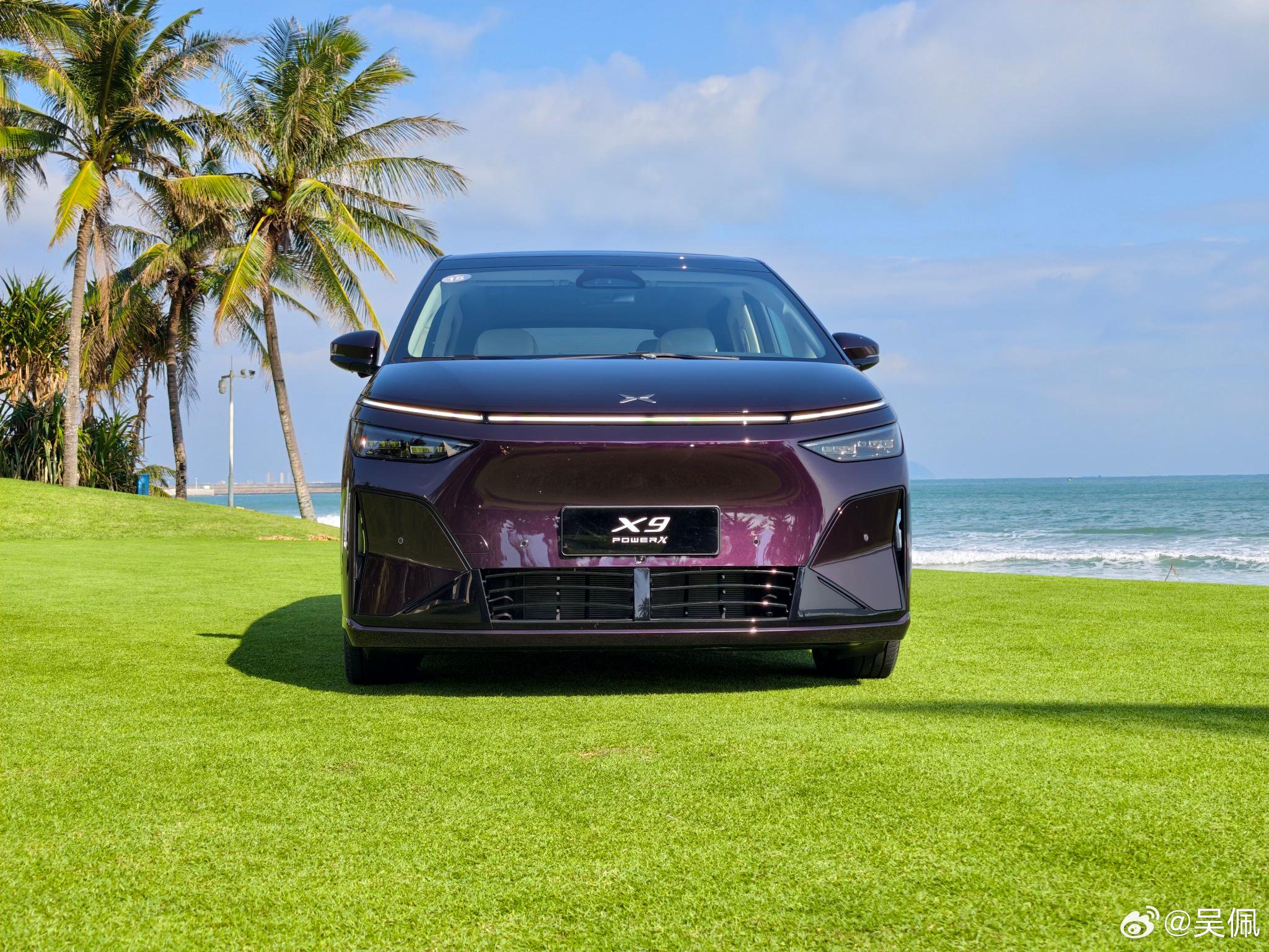 小鹏X9增程版新增极光青车身与玫棕内饰，方向盘样式调整