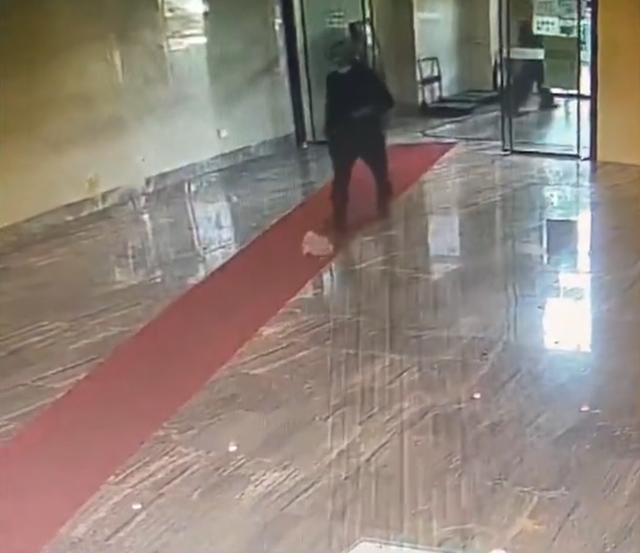 安徽一外卖员疑似朝麻辣烫内小便,小区物业发现告知业主前外卖已被吃掉,警方:以寻衅滋事对其行拘14天休闲区蓝鸢梦想 - Www.slyday.coM 安徽一外卖员疑似朝麻辣烫内小便,小区物业发现告知业主前外卖已被吃掉,警方:以寻衅滋事对其行拘14天休闲区蓝鸢梦想 - Www.slyday.coM