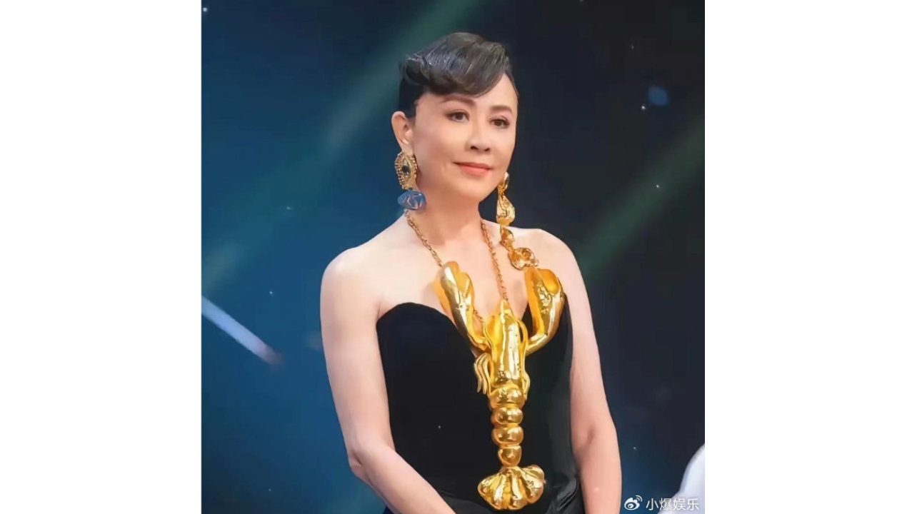 刘嘉玲又把龙虾穿身上了！59岁疯狂炫腹，菜市场都跟着她打折！