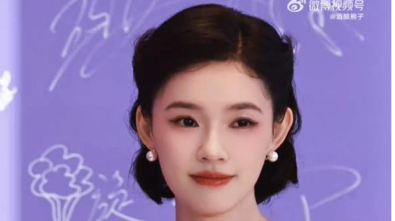 林允红毯摔倒上热搜，本人回应：刚刚不小心摔了觉得有点紧张