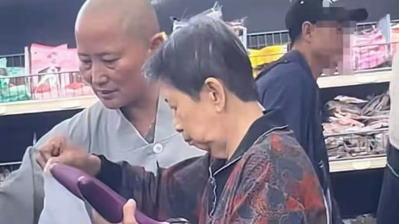 歌手李娜在洛杉矶被偶遇，穿出家服陪伴八旬老母买菜