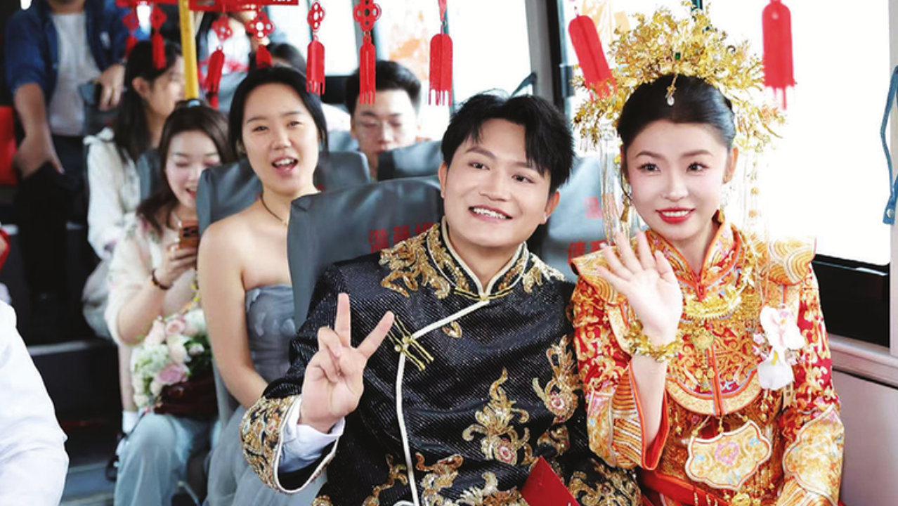 新婚俗成风 公交车迎亲 凤县一对新人简约婚礼走红网络
