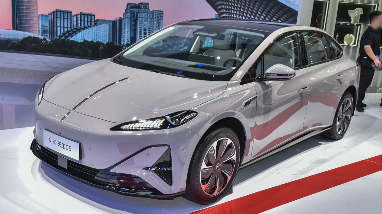 孙颖莎代言红旗天工05！双叉臂加五连杆，65寸AR-HUD，续航850km