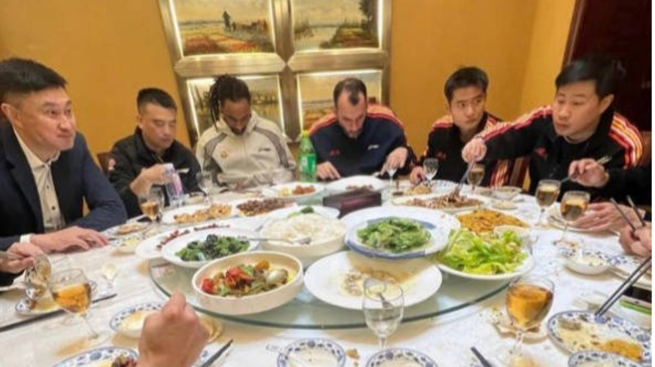 广东吃大餐喝雪碧！胡明轩有伤就医！曾凡博回首钢，五大国手冲冠