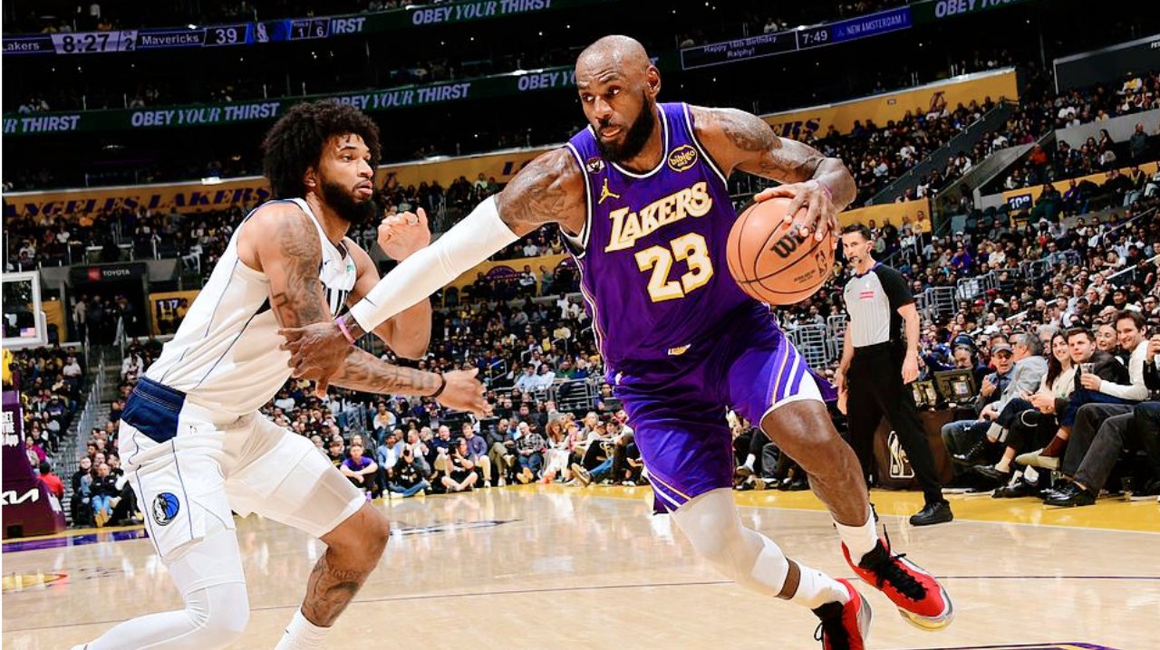 最老三双诞生！詹姆斯28+10+12，湖人大胜独行侠重回西部第五