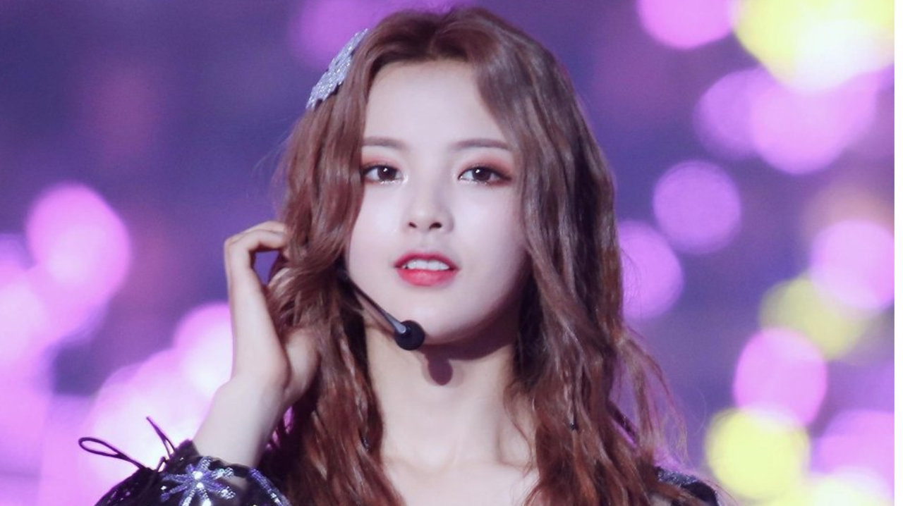 杨超越身穿黑色蕾丝亮片裙，大秀翘臀美腿，在舞蹈环节更是再现经典