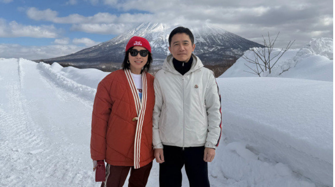 刘嘉玲梁朝伟大年初一，并肩赏雪滑雪共度新年，结婚18年依旧撒糖