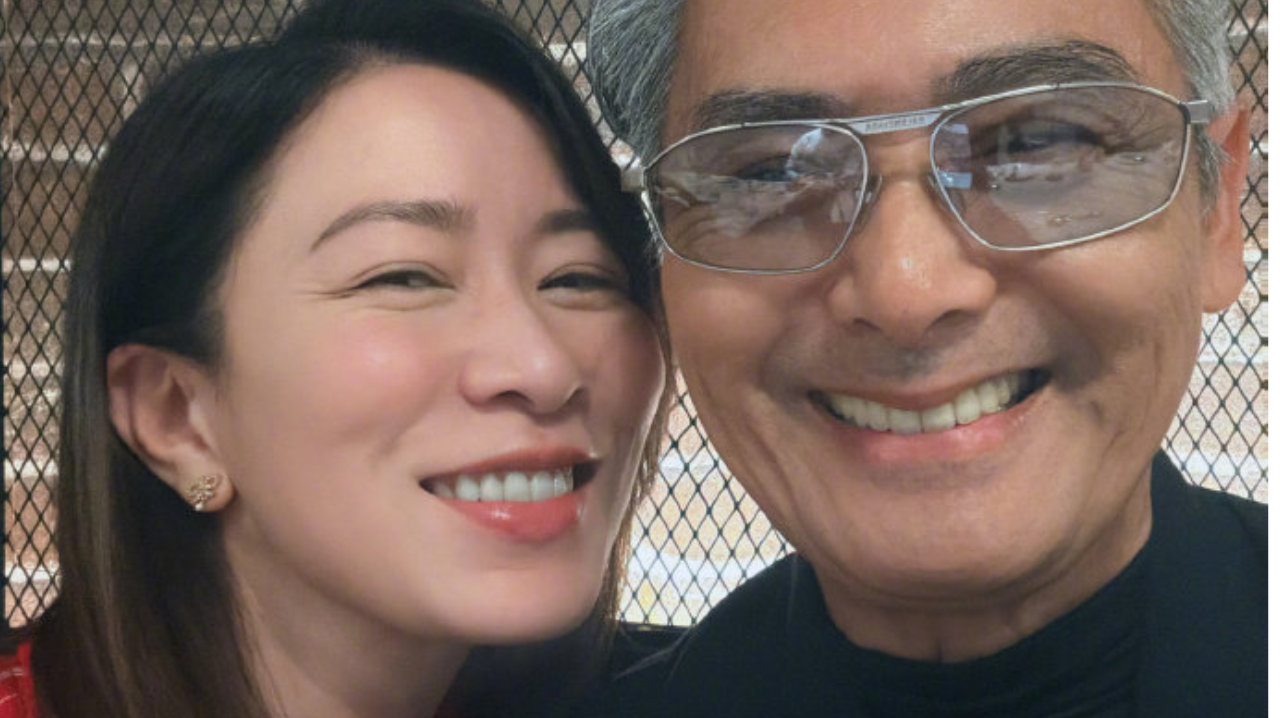 佘诗曼晒和周润发合照，称人生第一张和发哥的自拍