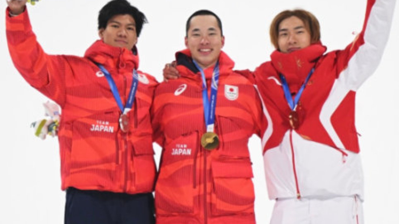 苏翊鸣发文，晒米兰冬奥奖牌