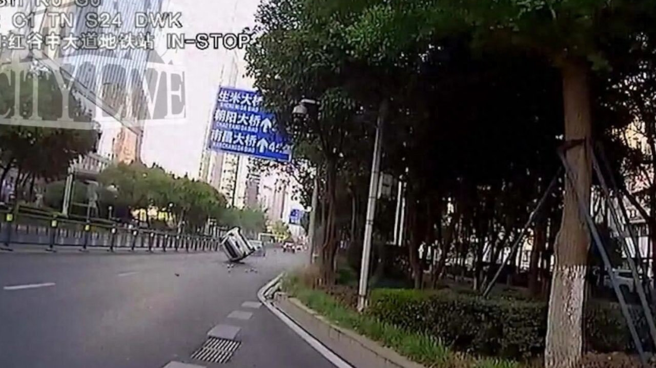 江西南昌一奔驰小车失控冲到路边发生侧翻，公交司机和乘客纷纷出手
