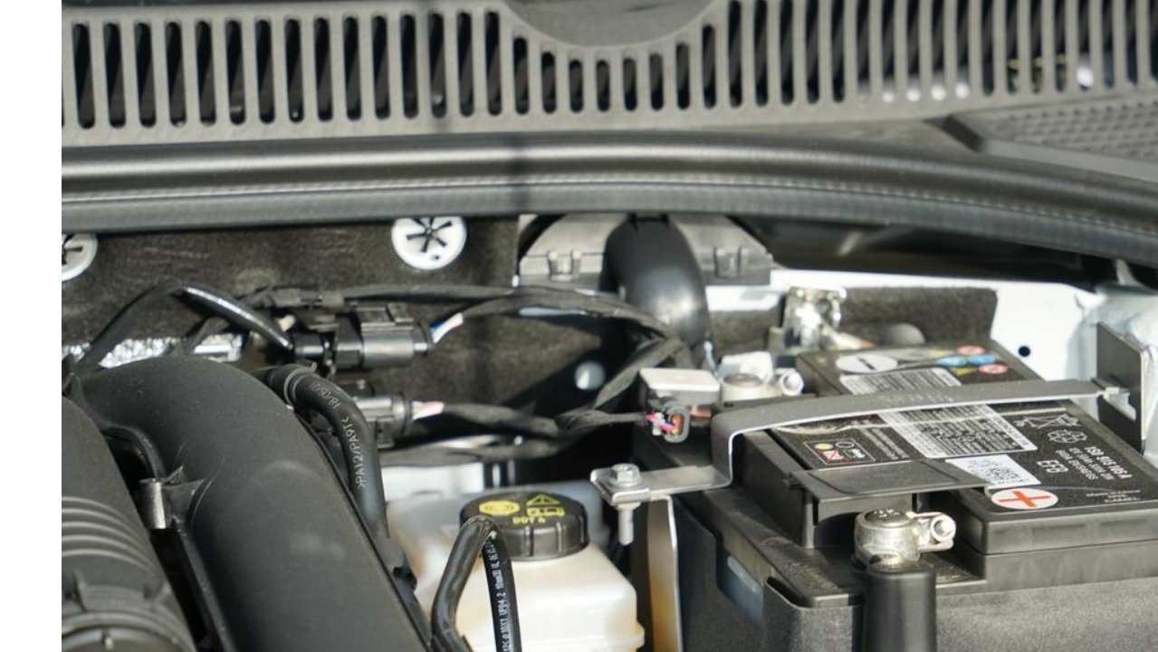 车发动机保养多久更换一次机油？