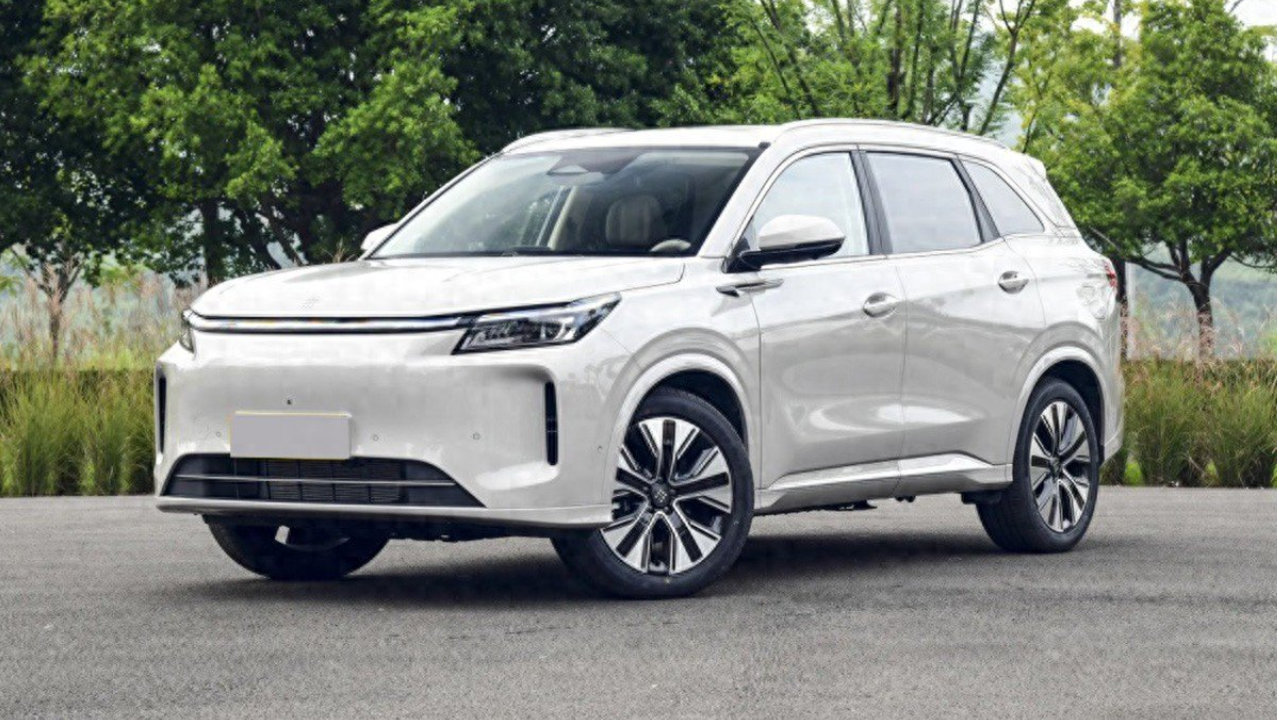 新款蓝电E5 PLUS上市，车长4760mm，5/7座都有，纯电续航230km