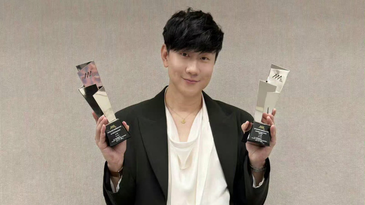 林俊杰AAA颁奖礼入场，后辈韩娱爱豆站起鞠躬引关注