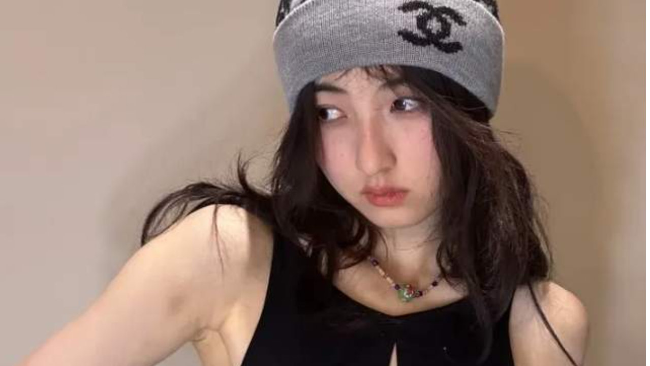 国民妹妹人设崩塌？张子枫晒照惊现纹身，网友怒斥其教坏小孩